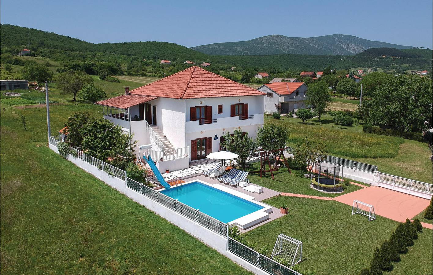 Ferienhaus für 10 Personen mit Terrasse in Dalmatinisches Zagora