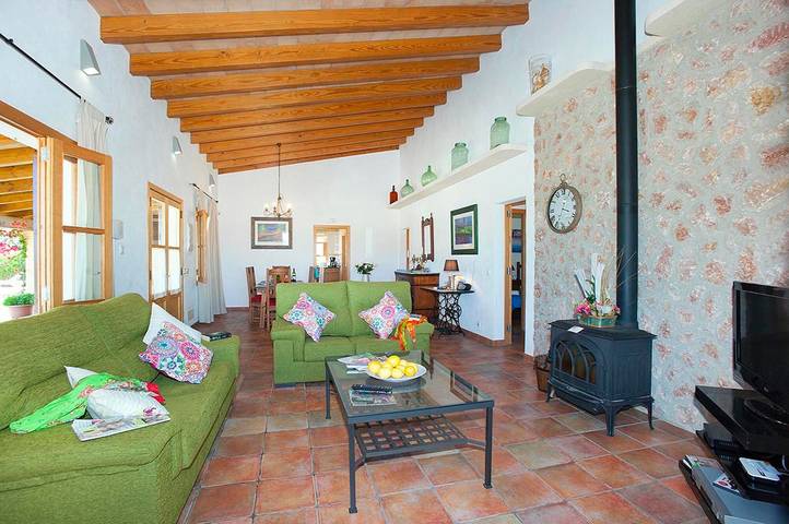 Casa de campo Villa Burgues con vistas a la montaña, piscina, jardín, terraza y Wi-Fi in Alcúdia, Mallorca Norte