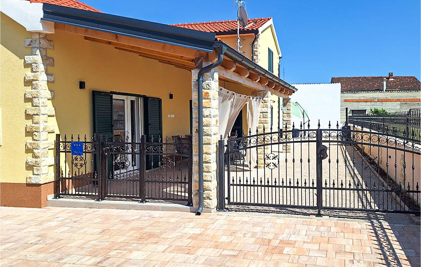 Charmante Unterkunft, 1 km vom Strand entfernt: Gemütliche 100 m² große Wohnung mit Terrasse und Parkplatz in Vodice, Šibenik-Knin