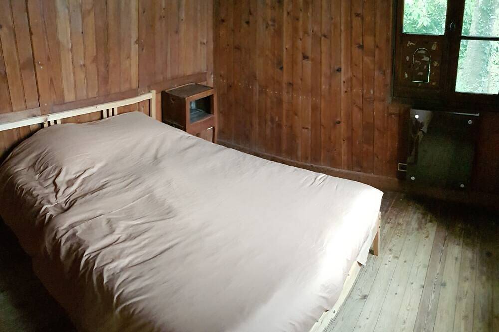 Chalet in the heart of a park in Aigrefeuille-sur-Maine, Nantes region