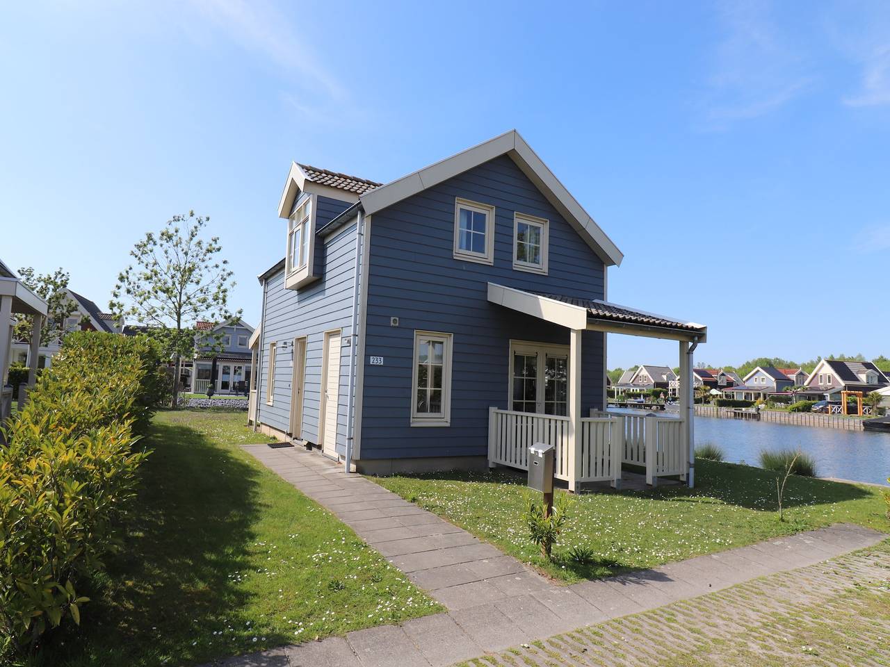 Bungalow aan het Water met Sauna in Bernisse, Nederlandse Noordzeekust