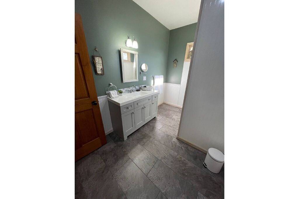 Sip & Stay at Starview Vineyards in Union County (IL)