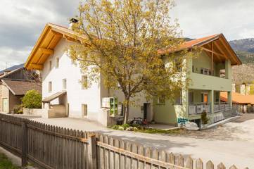 Gîte pour 6 personnes, avec vue ainsi que jardin et balcon, animaux acceptés à Laas (Italie)