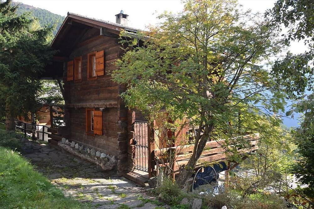 Außenbereich: Ferienhaus für 6 Personen, Balkon und Terrasse mit Gartenmöbeln -Innenbereich: 80 m2, in Saint Luc, Anniviers