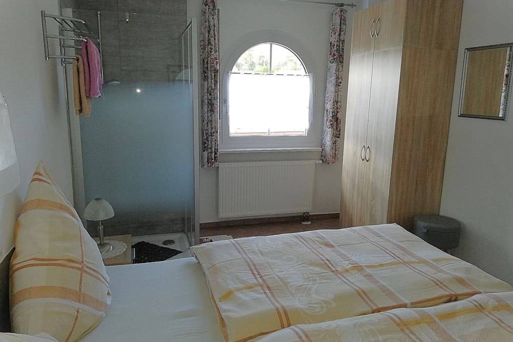 Ganze Wohnung, Stilvolle komfortable Nichtraucher-Ferienwohnung mit Weitblick ins Grüne in Naila, Landkreis Hof