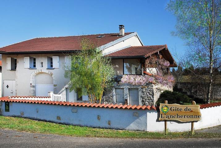 Gîte pour 12 personnes, avec Jacuzzi ainsi que Terrasse et Jardin dans le Jura