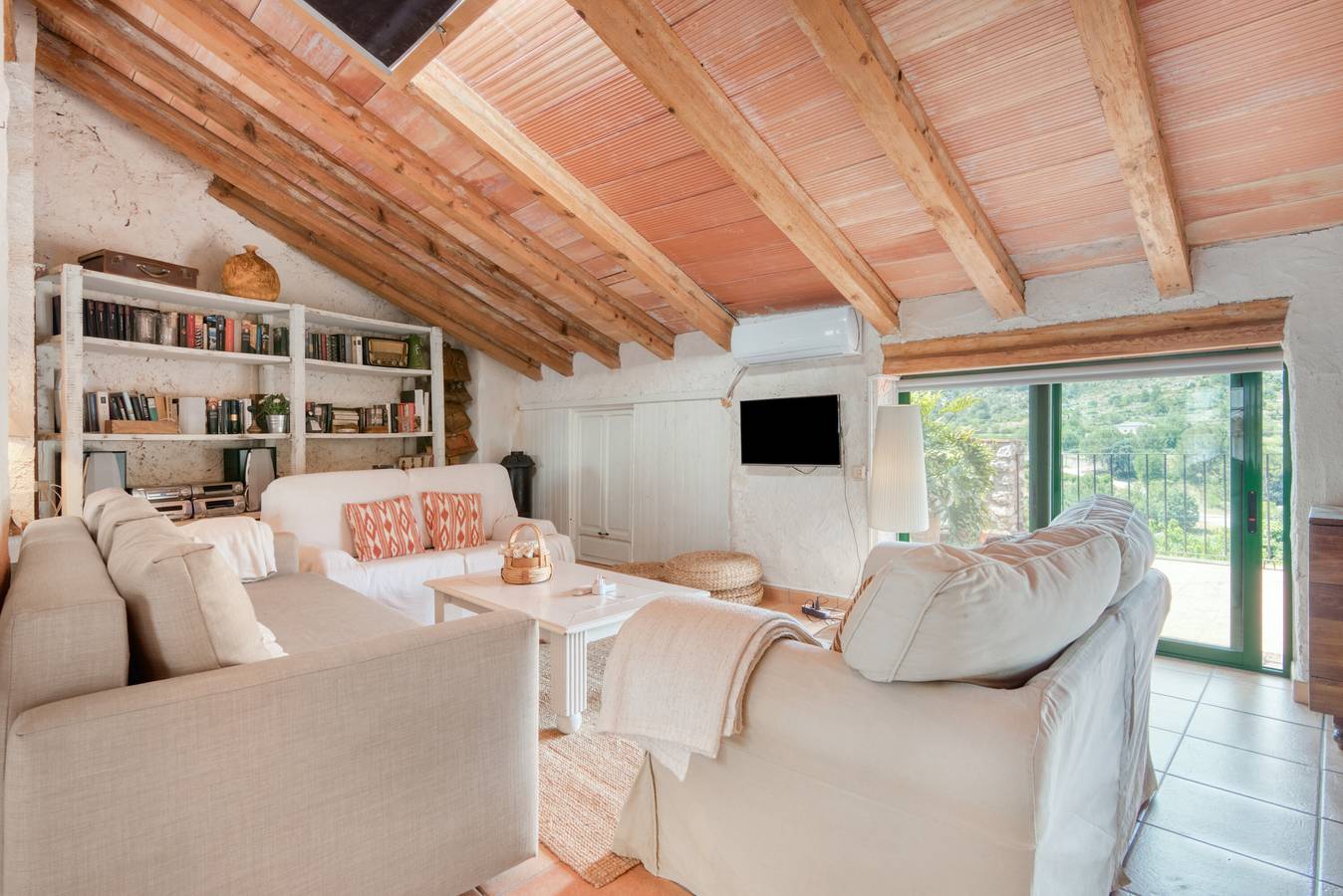 Casa de vacaciones 'Ca la Pasita 26' con piscina, vistas a la montaña y Wi-Fi in Vall de Gallinera, Interior de Alicante