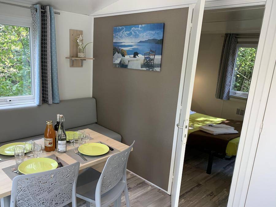 Camping Le Mas des Sédariès - Mobilheim 2 personen - Tiny house Chalet 1 Schlafzimmer und eine Schlafcouch im Wohnzimmer, 4 Personen in Villefort, Cevennen