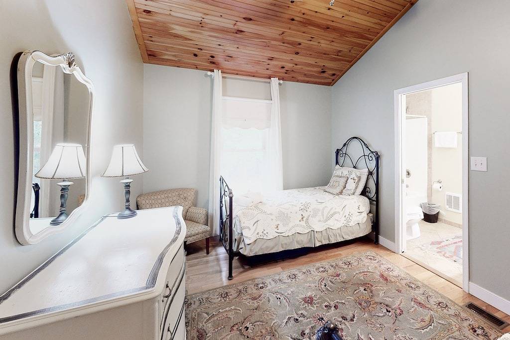 Haus am See mit Granit, Kamin, Seeblick & Dock! in Lake Anna