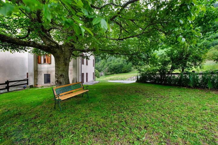 Hel lejlighed, Apartment 'Luéisch Ketschu 1' with Mountain View, Shared Garden and Wi-Fi in Riccourt, Comune di Issime