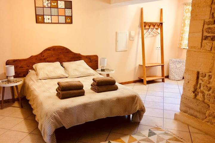 Gîte pour 4 personnes, avec piscine ainsi que jardin et terrasse à Cherves-Richemont - 2