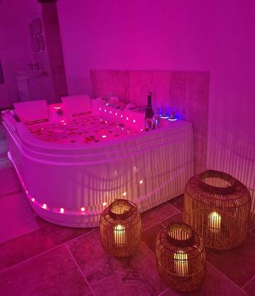 Gîte pour 2 personnes, avec jacuzzi ainsi que jardin et sauna dans Veuzain-sur-Loire