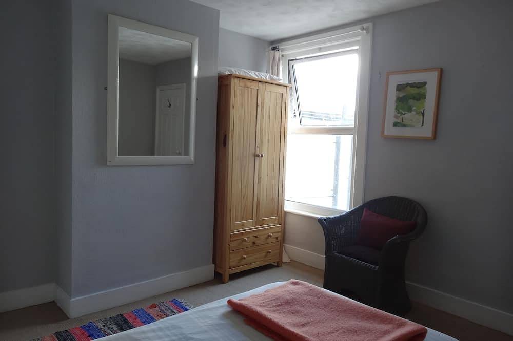 Two minutes from beach. Cosy pet-friendly cottage in cool location with garden. in Whitstable, Kent