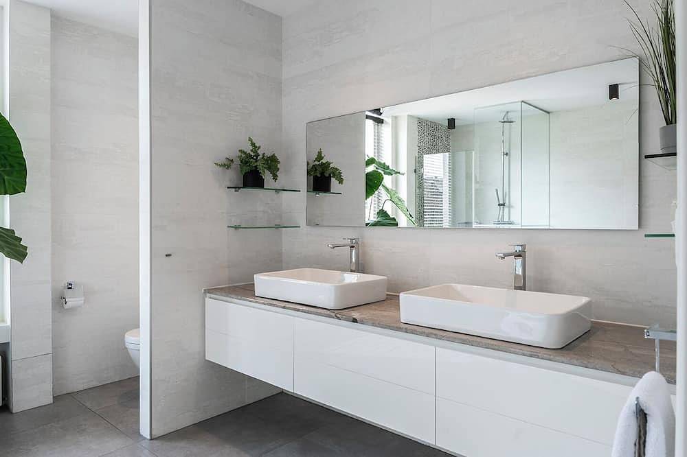 Geheel appartement, Suite op de eerste verdieping, 35m2, ensuite badkamer met bad en regendouche. in Tilburg, Noord-Brabant