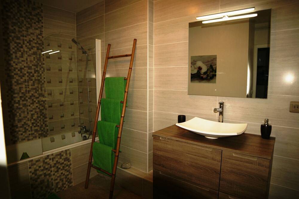 Entire apartment, Grand T2 of 59m with private garden and parking in the historic center Dijon in Dijon, Dijon region