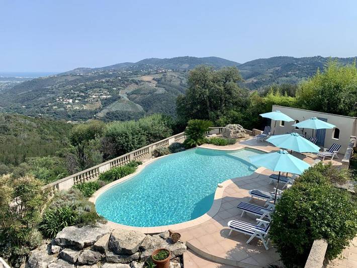 Villa pour 15 personnes, avec Balcon et Terrasse ainsi que Jardin et Piscine à Peymeinade