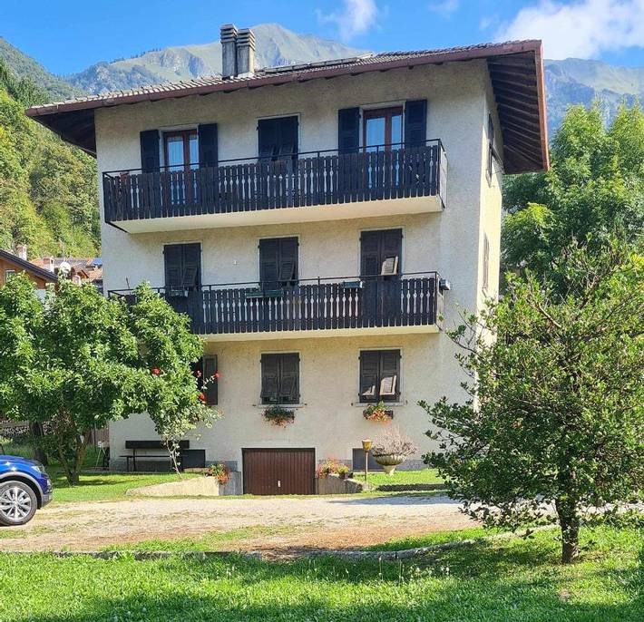 Ferienwohnung für 3 Personen, mit Terrasse und Garten sowie Seeblick und Ausblick in Mezzolago