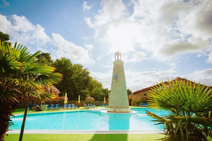 Camping pour 4 personnes, avec piscine, animaux acceptés