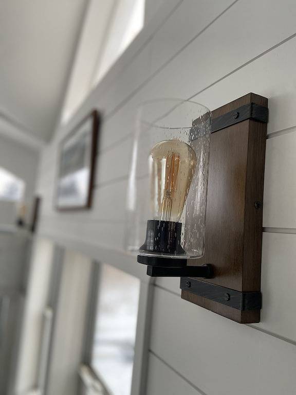 Cozy Lakeside Tiny Home, Near Skiing with hot breakfast, lunch included in Whitingham, Windham County