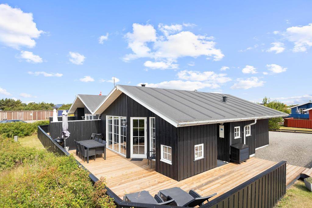 Terraced holiday home with whirlpool and fireplace - sleeps 6 plus 1 dog in Nørre Lyngvig, Hvide Sande