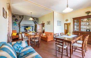 Vacation Rental for 9 Guests in Cortona, Arezzo Province, Picture 4