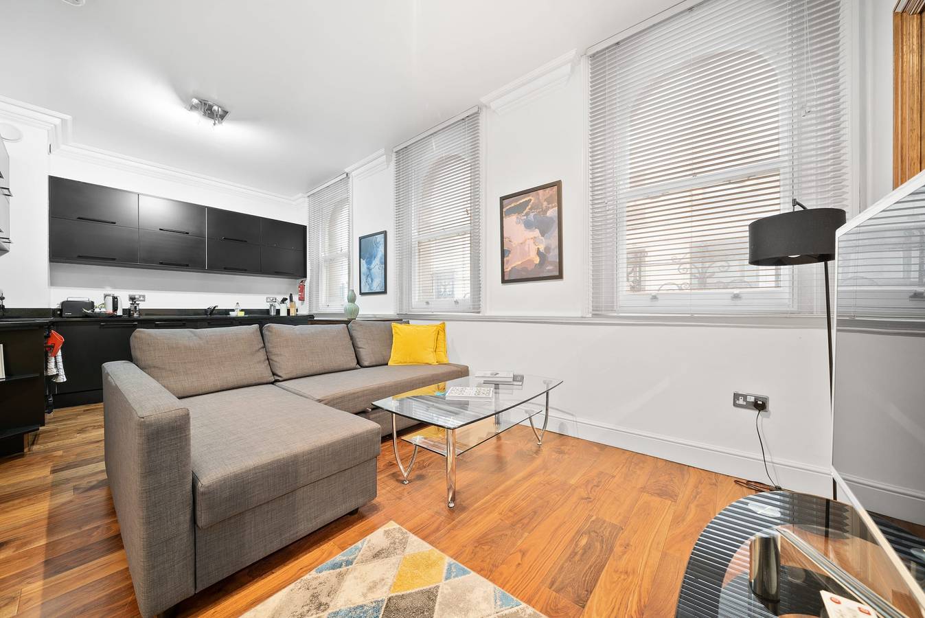 Entire apartment, 3Bg Historic Flat 1Br sleeps 4 Aircon Balcony in Downtown, London