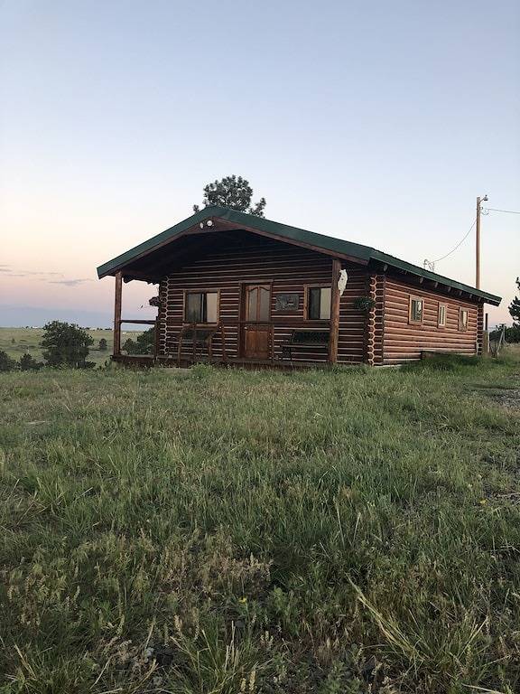 See the stars from this cozy guest cabin 30 minutes from Billings. in Yellowstone County
