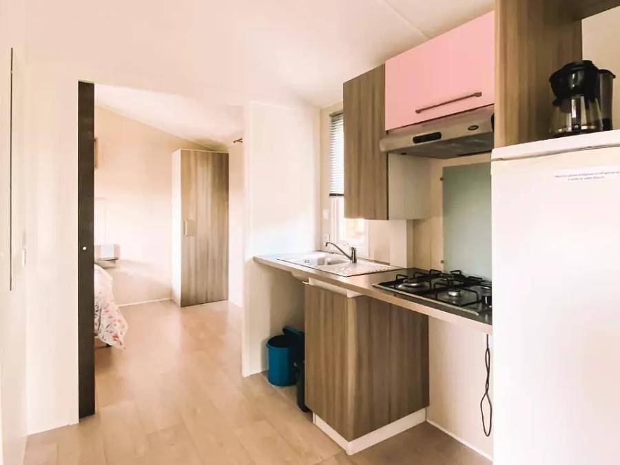 Camping Maeva Escapades de La Geres - Mobilhome 4 personnes - Andaro 32,50m² - Adapté pour personnes à mobilité réduite 4 personnes in Surgères, Région de Rochefort