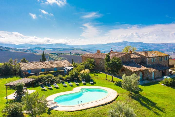 Ferienhaus für 10 Personen, mit Terrasse und Garten sowie Kinderpool in Sarteano