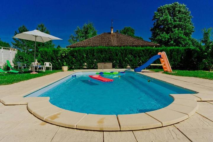 Gîte pour 4 personnes, avec Terrasse ainsi que Jardin et Piscine dans Parmilieu - 2