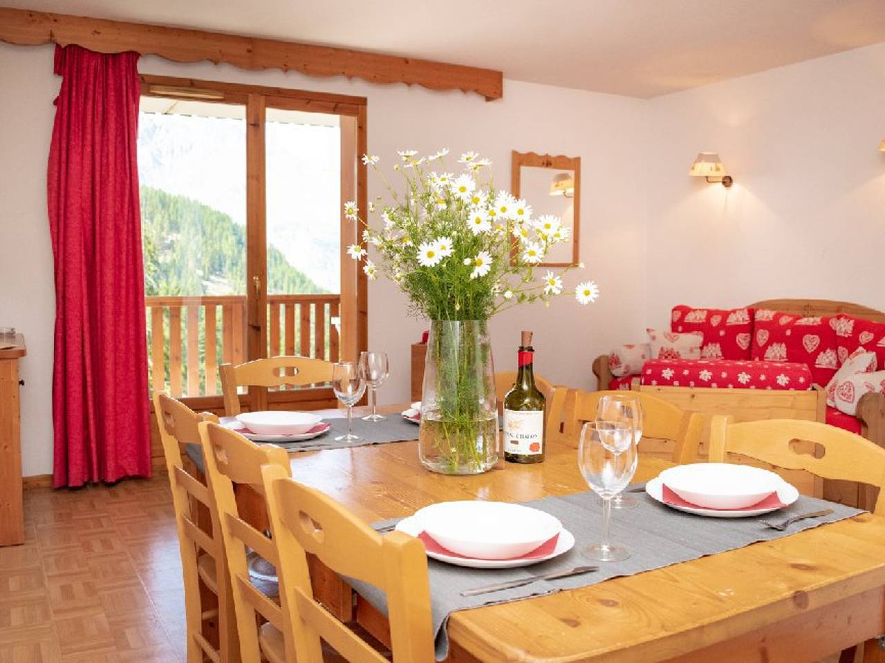 Entire apartment, Spacious 4-room apartment, sleeps 8 with parking in Puy-Saint-Vincent in Puy-Saint-Vincent, Écrins National Park