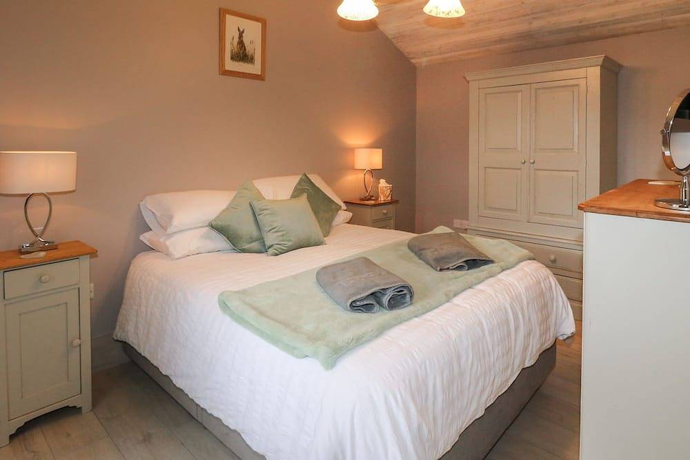 The Hen House, pet friendly, with hot tub in Rugeley in Staffordshire