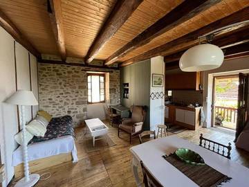Gîte pour 11 personnes, avec balcon et vue à Astaillac