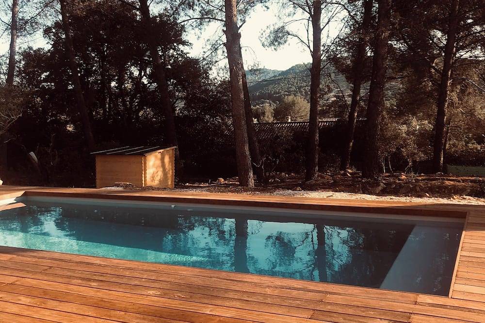 Le Beausset contemporary villa 140 m2 in the countryside with swimming pool. Beaches 8km away. in Le Beausset, Toulon Region