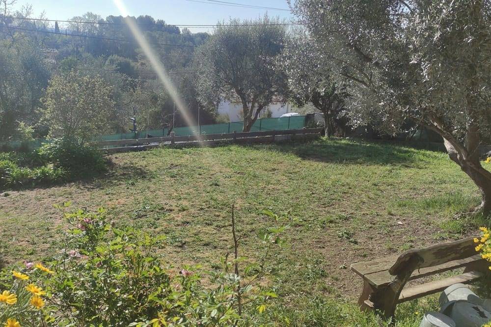 Entire apartment, Joli Haut de Villa Avec Grand Jardin, Entre mer et Montagne Animaux Acceptés in Peymeinade, Cannes region