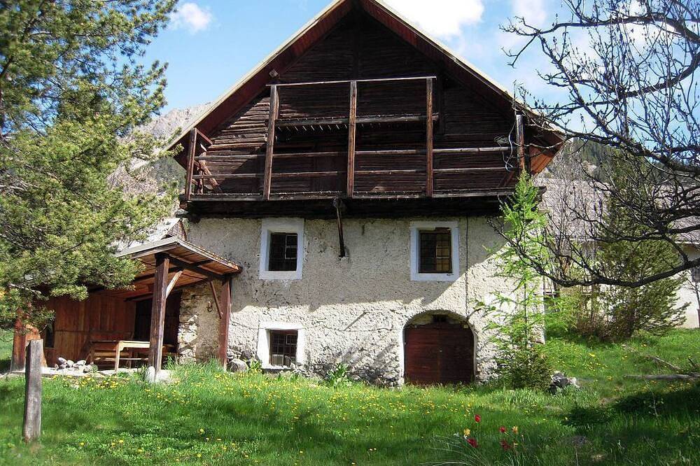 Casa-Baño con bañera-Superior-Vista a la Montana-Maison carail in Névache, Briançon region