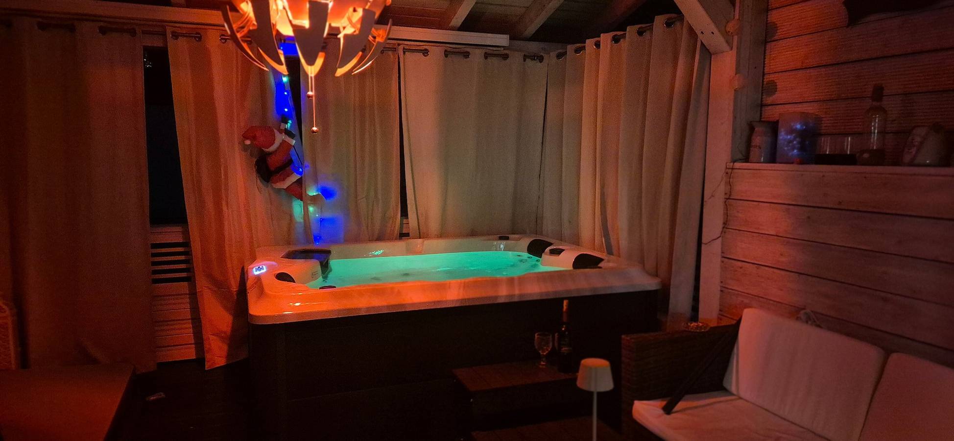 Ganze Wohnung, Apartment „Evas Whirlpool Apartment im Schwarzwald“ mit privater Terrasse, Wlan und Klimaanlage in Hügelsheim, Nordschwarzwald