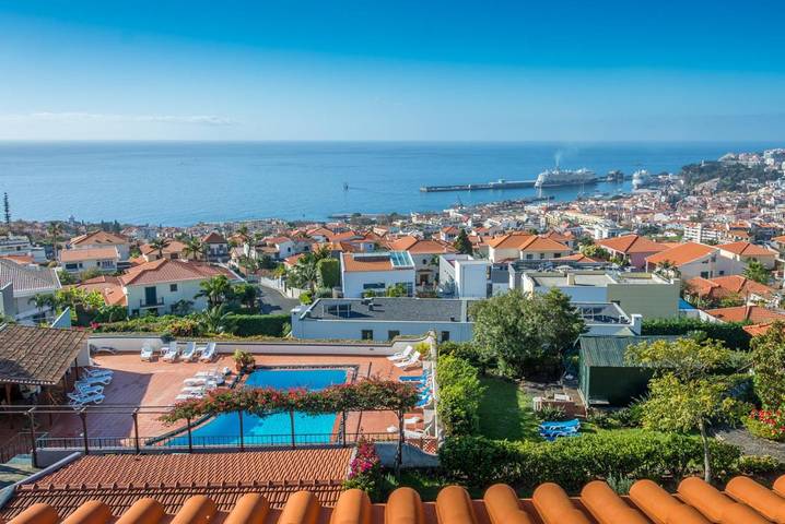 Apartahotel para 4 personas, con jardín además de piscina y vistas, Se admiten mascotas en Isla de Madeira