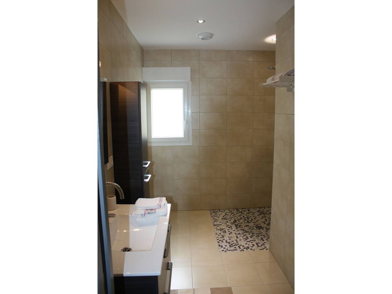 Gîte moderne avec accès indépendant, proche centre-ville et Thermes, terrasse et équipements inclus in Contrexéville, Neufchâteau