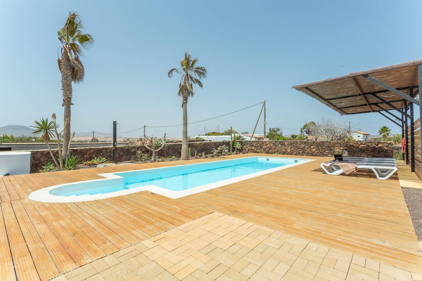 Apartamento entero, Vacaciones 'Dragón Y Suerte Lajares Pool' con vistas a la montaña, piscina compartida y Wi-Fi in Lajares, La Oliva