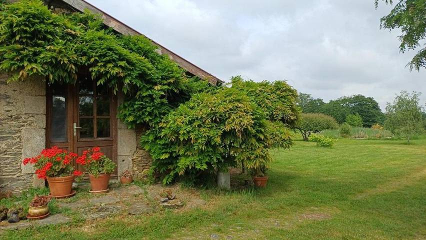 Gîte pour 2 personnes, avec Terrasse et Jardin ainsi que Piscine et Vue à Thorigny