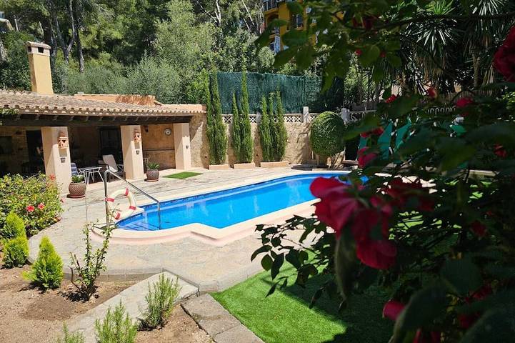 Villa für 8 Personen, mit Balkon und Garten in Peguera