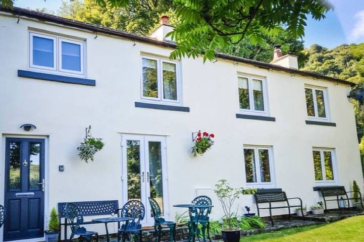 Holiday rental for 16 people, with garden in Derbyshire Dales