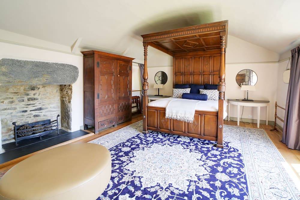 Towerhill-a stunning 15th century property in Bodmin, newly renovated, sleeps 10 in Bodmin, Cornwall