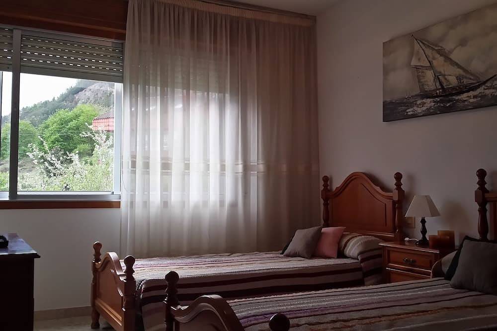 A Casa Do Regueiro, serving wine and thermal water in Cenlle, Ourense Region