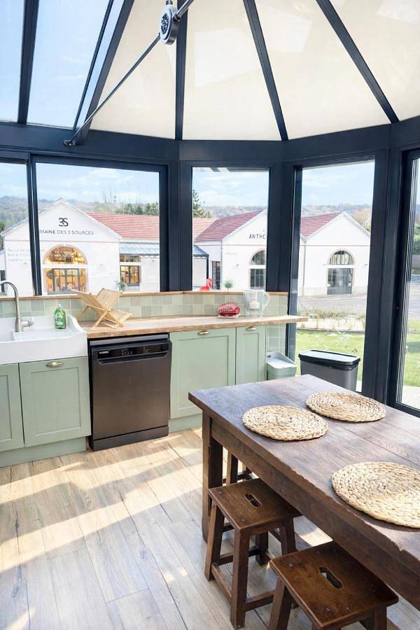 Location de vacances pour 12 personnes, avec Terrasse ainsi que Jardin et Vue dans Nanteuil-la-Forêt