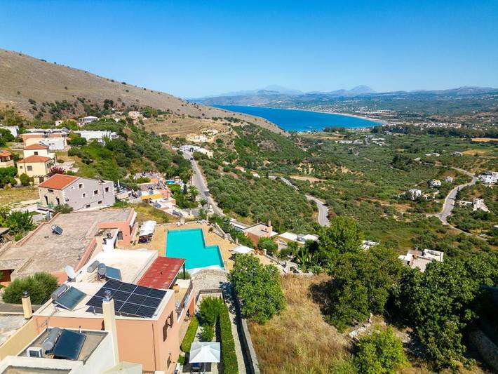 Location de vacances pour 5 personnes, avec piscine et vue sur le lac ainsi que jardin et vue dans Georgioupoli - 2