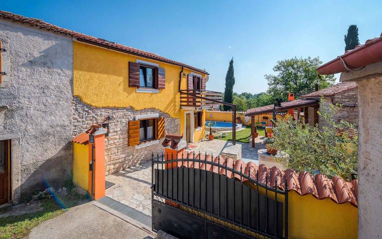 Ferienhaus mit Pool, Grillterrasse und Kinderschaukel in Marčana, Südküste Istrien