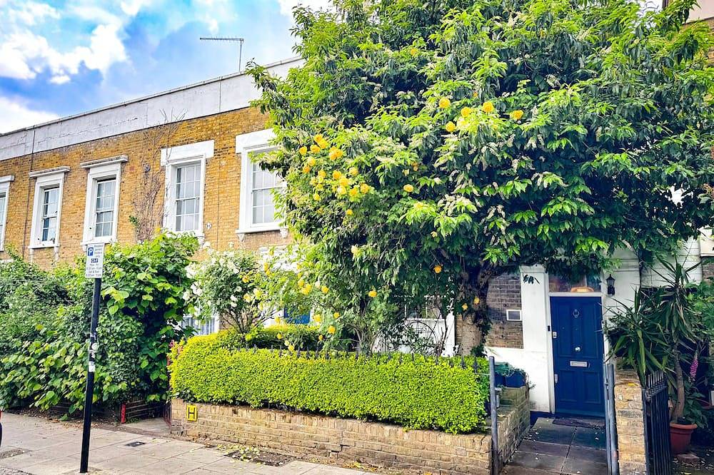 Why rent a flat? Stay in a historic Victorian Cottage w/ Private walled Garden in Camden, London