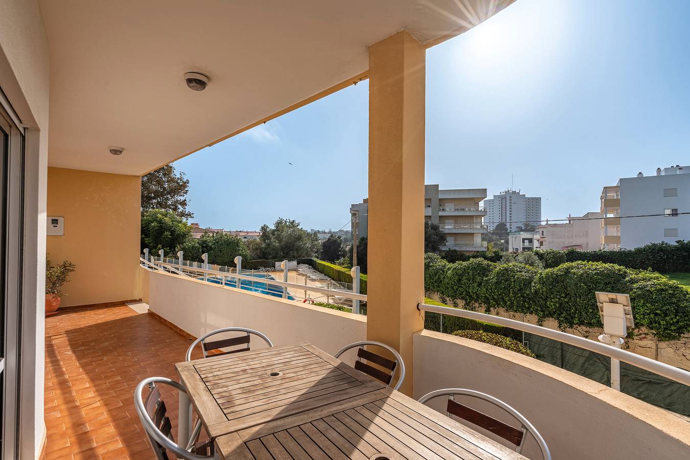 Apartamento inteiro, Apartamento 'Maralvor 001' com piscina partilhada, jardim partilhado e varanda in Alvor, Distrito de Faro